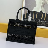 Большая сумка Book Tote с перфорацией. Эта сумка Book Tote вдохновлена творчески