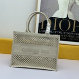 Большая сумка Book Tote с перфорацией. Эта сумка Book Tote вдохновлена творчески