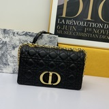 Dior, новая модель с 5 большими полосками и ремешком из кожи ягненка с узором «р