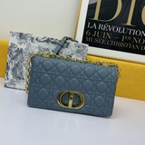 Dior, новая модель с 5 большими полосками и ремешком из кожи ягненка с узором «р