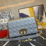 D1OR 2023 CARO BAG – эта сумка действительно неотразима! Она имеет ромбовидный у