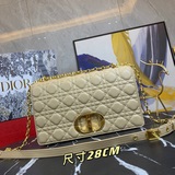 D1OR 2023 CARO BAG – эта сумка действительно неотразима! Она имеет ромбовидный у