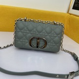Сумка Dior Caro с серебряной застежкой изготовлена из кожи бычка и украшена фирм