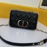 Сумка Dior Caro с серебряной застежкой изготовлена из кожи телячьей кожи и украш