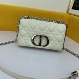 Сумка Dior Caro с серебряной застежкой изготовлена из кожи бычьей кожи и украшен