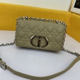 Сумка Dior Caro с серебряной застежкой изготовлена из кожи быка и украшена фирме