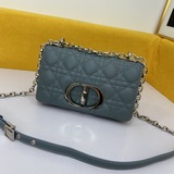Сумка Dior Caro с серебряной застежкой изготовлена из кожи телячьей кожи и украш