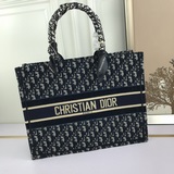Новая коллекция Dior для ранней весны. Сумка-шоппер, сумка через плечо, официаль