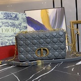 Dior, новая модель с семью полосками и ремешком из кожи ягненка с узором «ротанг