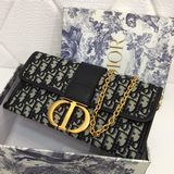 DIOR (с отдельно приобретаемыми широкими плечевыми ремнями) – чрезвычайно популя