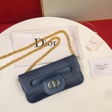 Новая сумка DiorDouble отличается лаконичным и плавным дизайном, привлекающим вн