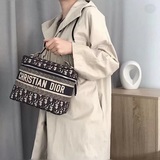 DIOR выпустил новую косметичку с вышитым логотипом на ткани с принтом в стиле «о
