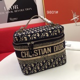 DIOR выпустил самую популярную косметичку 2023 года с вышитым логотипом. Она име
