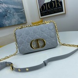 Dior – новая сумка из кожи ягненка с пятиконечным ремешком, внутренней подкладко