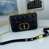 Dior – новая сумка из кожи ягненка с пятиконечным ремешком, внутренней подкладко