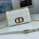Dior – новая сумка из кожи ягненка с пятиконечным ремешком, внутренней подкладко