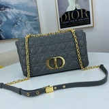 Dior, новая модель с семью полосками и ремешком из кожи ягненка с узором «ротанг