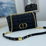Dior, новая модель с семью полосками и ремешком из кожи ягненка с узором «ротанг
