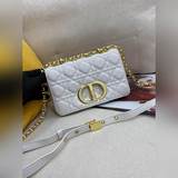 Dior – новая сумка из кожи ягненка с пятиконечным ремешком, внутренней подкладко
