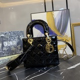 В комплекте с шарфом (Lady Dior). Четырехсекционная сумка с ручной стежкой в вид