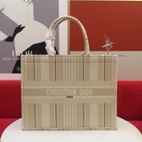 Большая сумка для покупок Dior из новой коллекции! Одновременное обновление в ма