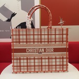 Большая сумка для покупок Dior из новой коллекции! Одновременное обновление в ма