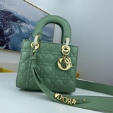 В комплекте с шарфом (Lady Dior). Четырехсекционная сумка с ромбовидным стежком,