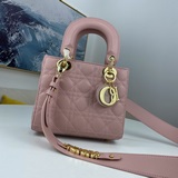 В комплекте с шарфом (Lady Dior)  Четырехсекционная сумка с ручной стежкой в вид