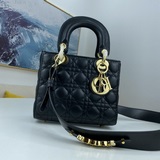 В комплекте с шарфом (Lady Dior). Четырехсекционная сумка с ручной стежкой в вид