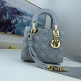 В комплекте с шарфом (Lady Dior). Четырехсекционная сумка с ручной стежкой в вид