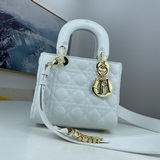 В комплекте с шарфом (Lady Dior). Четырехсекционная сумка с ручной стежкой в вид
