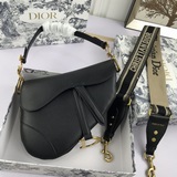 Сумка Dior Saddle Bag действительно является уникальной.