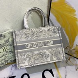 【Оригинал】 Средний размер 【Di0r Book Tote】 Когда большинство людей думают о поку
