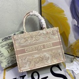 【Оригинал】 Средний размер 【Di0r Book Tote】 Когда большинство людей думают о поку