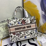 【Оригинал】 Средний размер 【Di0r Book Tote】 Когда большинство людей думают о поку