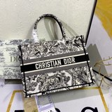 【Оригинал】 Средний размер 【Di0r Book Tote】 Когда большинство людей думают о поку
