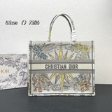 Эта сумка Book Tote была создана Марией Гальяно, креативным директором женской м