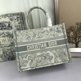 [Оригинал] Средний размер 【Di0r Book Tote】 Большинство людей, покупающих товары 