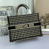 [Оригинальный заказ] Средний размер 【Di0r Book Tote】 Большинство людей, покупающ