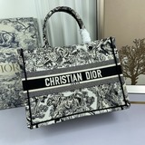 [Оригинал] Средний размер 【Di0r Book Tote】 Большинство людей, покупающих предмет