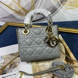 В комплекте с шарфом (Lady Dior). Трехсекционная сумка с ромбовидным узором, про