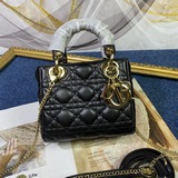 В комплекте с шарфом (Lady Dior). Трехсекционная сумка с ромбовидным узором, про