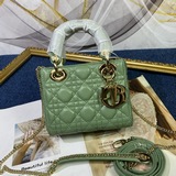 В комплекте с шарфом (Lady Dior). Трехсекционная сумка с ромбовидным узором, про