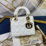 В комплекте с шарфом (Lady Dior). Трехсекционная сумка с ромбовидным узором, про