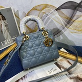 В комплекте шарф (Lady Dior) с буквенными бретелями и сумка с четырьмя отделения