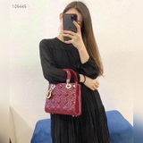 В комплекте шарф (Lady Dior) из лакированной кожи с буквенными плечевыми ремнями