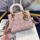 В комплекте шарф (Lady Dior) из лакированной кожи с буквенными плечевыми ремнями