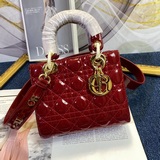 В комплекте шарф (Lady Dior) из лакированной кожи с буквенными плечевыми ремнями