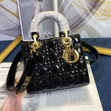 В комплекте шарф (Lady Dior) из лакированной кожи с буквенными плечевыми ремнями