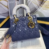 В комплекте шарф (Lady Dior) из лакированной кожи с буквенными плечевыми ремнями
